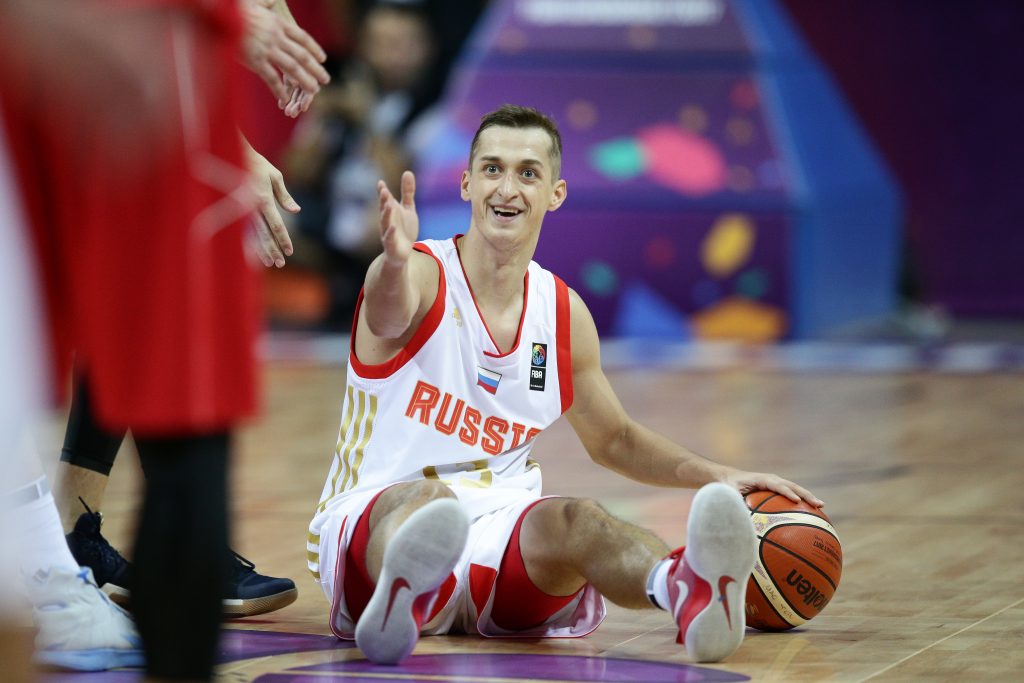 Европа баскетбол мужчины. Сборная Сербии по баскетболу мужчины. Баскетбол Сербия за Россию. Баскетбол мужчины Евробаскет длинные волосы.